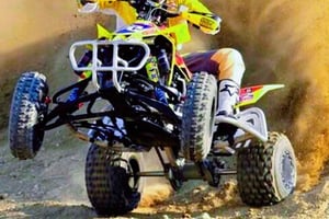 Från Marrakech: Agafay Desert Quad Biking med middag och show