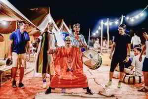 Marrakech: Agafay-woestijnzwembad, diner en liveshow