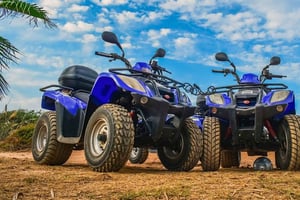 Марракеш: тур на квадроцикле по пустыне Агафай с катанием на верблюдах, ужином и шоу.