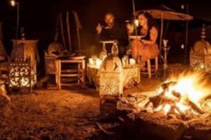 Marrakech: Cena mágica al atardecer en el desierto de Agafay y espectáculo en directo