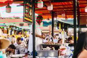 Marrakech: Tour a pie y cena con auténtica comida marroquí