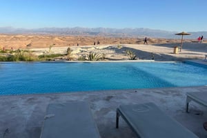 マラケシュ発：ランチとプール付きアガファイ砂漠への魔法のような旅