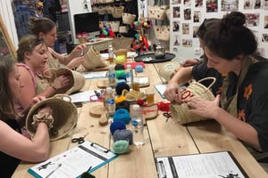 Borduurworkshop voor manden in de medina van Marrakesh