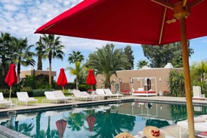 Marrakech: Resort-päivälippu uima-altaalla, lounaalla ja kuljetuksella