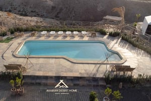 Yöpyminen Agafayn aavikolla, illallinen, mönkijä ja kameli