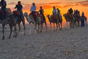 Paseo en quad y camello con vistas al atardecer y cena con espectáculo