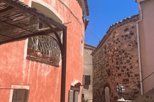 From medieval Evenos to Bandol wines : a taste of Provence