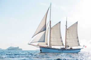 Marseille: Calanques Sailing Cruise with Lunch and Wine