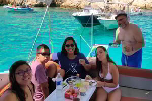 Marseille: Day Boat Ride in the Calanques with Wine Tasting