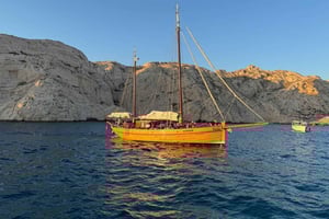 Marseille: Evening sailboat trip to the Calanques du Frioul with buffet and organic wine