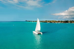 Norte: crucero a las islas Flat y Gabriel. Almuerzo de barbacoa en la playa