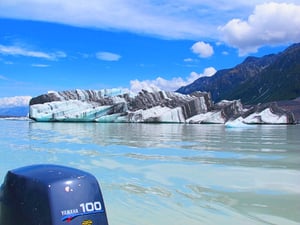 Aanraken van ijsbergen tijdens de Tasman Glacier Boat Trip