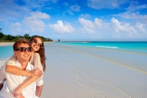 Desde Cancún o Puerto Morelos: tour en barco por Holbox con comida