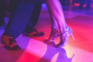 Clase de salsa con recogida en el hotel y cena