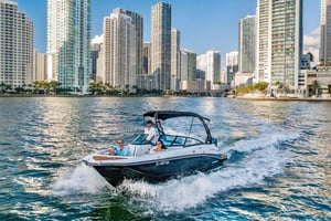 27 Feet Monterey - fantastisk båttur i Miami Skyline