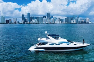 70ft Azimut beschikbaar in Miami voor maximaal 13 personen.