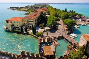 ミラノ発：ガルダ湖を巡る一日ツアー