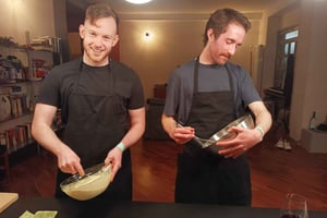 Hyggelig madlavningskursus for små grupper i et typisk milanesisk hjem