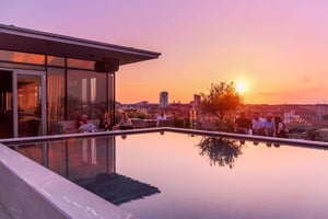 Milano: Terassilla italialaisen punaviinin maistelu paikallisen isännän kanssa.