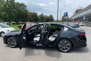 ミラノ市内からルガーノ（スイス）への送迎（ビジネスセダン車）