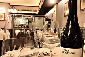 ミラノでのピエモンテ料理の夕食が含まれます。