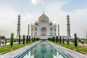 ムンバイ発：飛行機で同日タージマハル