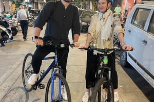 Visita guiada en bicicleta por los lugares más destacados y los tesoros ocultos de Bombay.