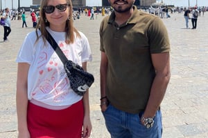 ムンバイ + ダバワラ + スラム街 + ドビガート ツアー (送迎付き)