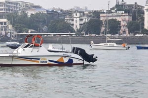 Mumbai: Speedboat Ride with Sunset Views