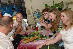 Mumbai: Best Steet Food Tour & Evening Market with a Local