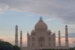 Mumbai: Taj Mahal Day Trip with Flights and Guide