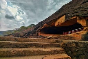 Tour privato delle grotte buddiste di Kanheri incluso veicolo AC