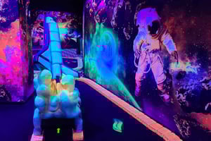Sogno americano: biglietto d'ingresso al Blacklight Mini Golf