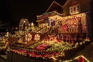 Entdecke die Magie der Weihnachtslichter in Dyker Heights, NYC
