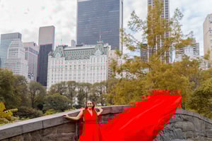 New York City: Fotoshooting mit fliegendem Kleid von Jonadress in Manhattan