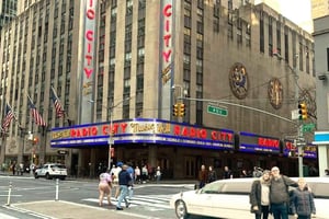 NYC: Private Home Alone 2 Stretch Limousine Tour with Pizza