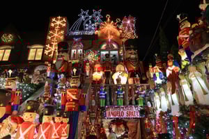 Real Contrasts of New York and Christmas Lights Tour