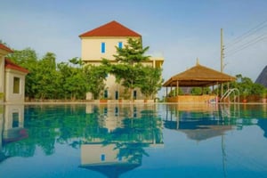 Abuja: Zuma Rock Horseback Ride with Lunch & Resort Access