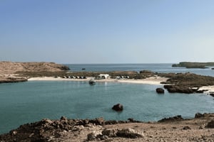 Privates Ganztageserlebnis auf den Damaniyat-Inseln mit Barbecue am Strand