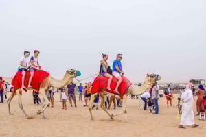 Passeio de camelo pelo deserto ao nascer do sol no Dubai com pequeno-almoço