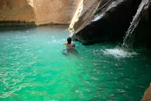 Mascate: Excursão de 1 dia a Wadi Shab e Bimmah Sinkhole em privado