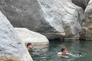 Poranna wycieczka z przewodnikiem: Wadi Muaydin i Birkat Al Muz (ok. 4 godz.)