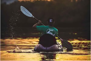 Mascate : expérience de kayak sur la plage d'Al Qurum au coucher du soleil