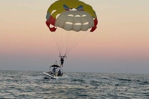 Maskat: Parasailing im Jachthafen Al Mouj