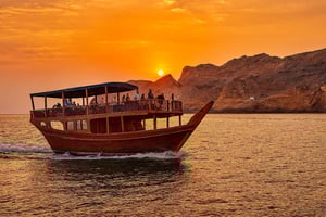 Muskat: VIP-båttur längs kusten i solnedgången