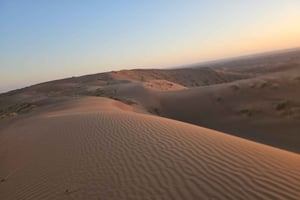 Mascate: tour de día completo a Wadi Bani Khalid y las arenas de Wahiba