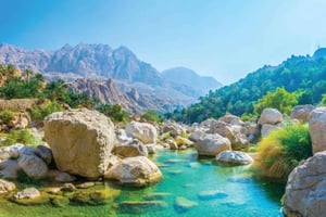 Muscat: Wadi Shab och Bimah Sinkhole Tour med ljudguide