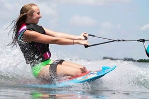 Muscat: sessione di wakeboard all'Al Mouj Marina