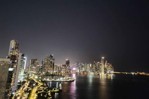 Tour noturno pela Cidade do Panamá: vistas de 360 graus e show folclórico