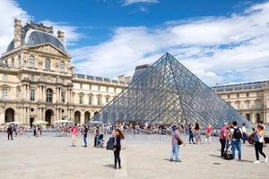Et oppslukende etterforskningsspill i fransk på Louvre-palasset